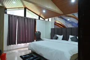 Plumwood 2BHK Near Mall Road w Mountain View - Image 5