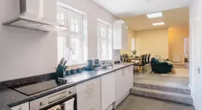 Spacious 3 Bed in Letchworth by ARP HOMES, Ideal for contractors and Long Term Stays, Sleeps 6 - Image 4