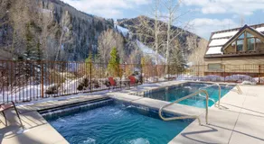 Riverfront, blocks to ski - Mtn Views, Hot Tub at Viking Lodge 217 condo - Image 4