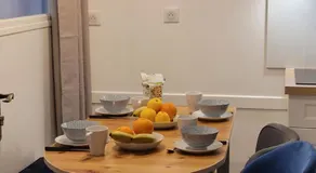 L établissement LA PLAGE A 2 PAS vous propose, 3 Appartements DEUX chambres, 1 appartement une pièce , NETFLIX, lits faits à votre arrivée, serviettes de toilette, Ménage, Wifi, en hyper centre ,Plage à 100m, BOX à Vélos, paiement 3 fois sans frais - Image 3