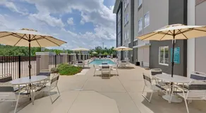 La Quinta Inn & Suites by Wyndham Starkville at MSU - Image 4