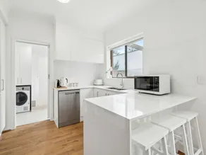 Coastal Luxury: 3-Bed Townhouse 150m from Beach - Image 5