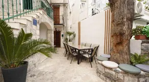 Iron Gates Apartments - Image 5