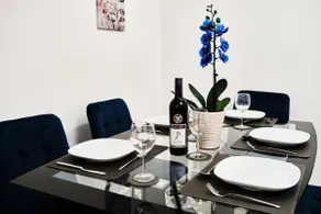 Cassia 3-BR | Sleeps 5 | Great Location & Parking - Image 5