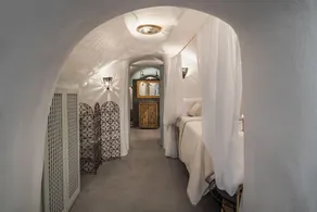 Dandy Cave Villa - Romantic Private & Luxurious - Waterfall Pool - Hot Tub -Up to 8 People - Image 5