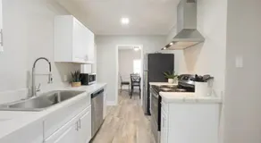 Ocean Breeze 2 bedroom w fenced yard on Mooney - Image 3