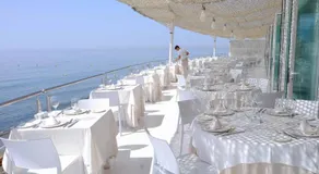 Modern Coastal Apartment Near Puerto Banús - Image 3