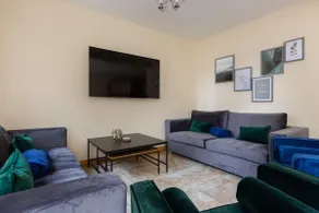 Albert Stays - 5 bed Sleeps 11 - Free Parking - Image 4