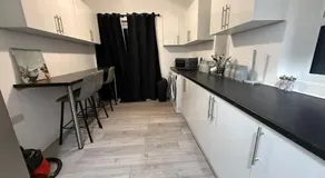 Cosy Six Bedroom House in Bedford Town - Image 4