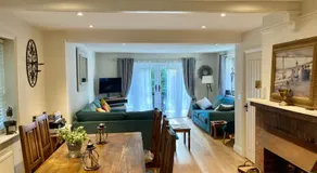 5Bed-10Guests-Fireplace-HotTub-Pets ok-Parking - Image 2
