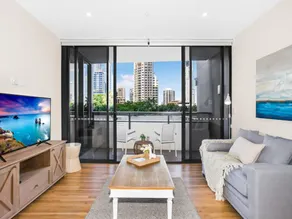 Sun Drenched Apartment in the Heart of Surfers - Image 2