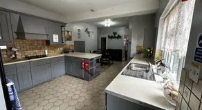Amazing 6 bedroom house with free parking on site. - Image 3