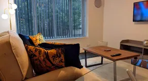 Racecourse Apartment - Image 2