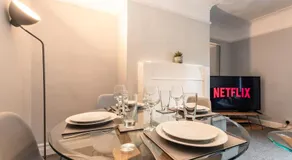 BEST PRICE! Perfect Gunwharf Accommodation - 5 single beds or Kingsize FREE PARKING - Image 4