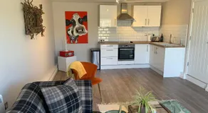 1-Bed - Sleeps 2 - Pet Friendly w Parking - Image 2
