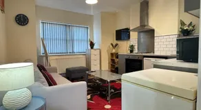 King Bed Flat with Garden, Walks & Private Parking - Image 5