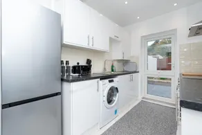 The Albany - 4BR 2Bath House Up to 7 Guests - FREE PARKING - BIG GARDEN - Smart TV - Ideal for Contractors and Family - Image 5