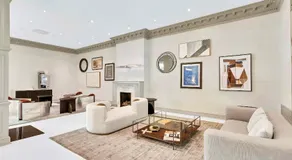 Charming Elegance Crystal City Apartment - Image 2