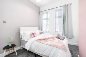 Perfect Booking Stylish 3 Bed Family Home - Image 2