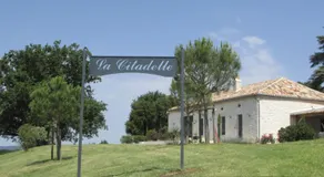 La Citadelle – Villa avec piscine privée & jacuzzi 5 places au cœur des vignes - Image 4