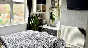 Spacious room and single with non-en-suite private bathroom - Image 2
