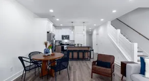 Modern Comfort Near AU l Perfect for Families & Fans - Image 4