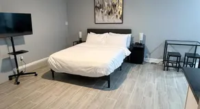 Cozy Modern Studio - Image 2