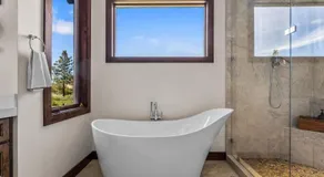 Bend Luxury Escape! - Image 3