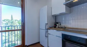 Emilia Modern Apartment with Free Parking - Image 3