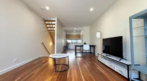 Warm 3beds Home with Yard and parking at Chinatown, CBD - Image 2