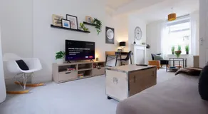 3 Bed Modern Cottage near Hiking Trails & Parks - Image 2