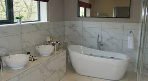 Snowdrop Lodge - Image 2
