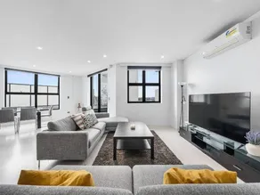 Luxury 3BR Penthouse with Parking & Walk to Darling Harbour & ICC & CBD & Chinatown - Image 2