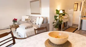 Romantic 1830 Georgian Apartment - Prime Location - Image 2