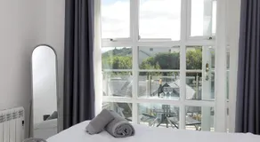 2 Bed Sea View Apartment with Balcony Parking - Pass the Keys - Image 2