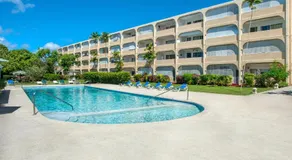 Cosy apartment with pool and garden view - Image 4