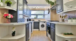 Spacious 3 Bed Home with Pool Table - Image 5