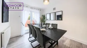 Spacious 3-Bedroom Serviced House, Free On-Street Parking, Free WiFi By Redwood Stays - Image 3