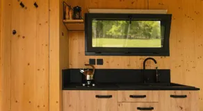 Courneillac - Parcel Tiny House - Tiny house vue Pyrénées entourée par les chèvres MAE-5233 - Image 5