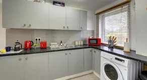 3-bed House, sleeps 8, Next to Park - Image 4