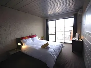 Summer House Melbourne - Image 2