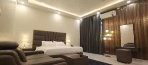 Royal Grand Hotel & Suites Rooms - Image 2