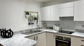 Lakeside Apartment - 2 Bed, Free Parking - Image 3