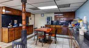 Executive Inn & Suites - Image 5