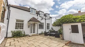 2BR Cottage and Parking, 10 Mins to Windsor - By Tempstay - Image 4
