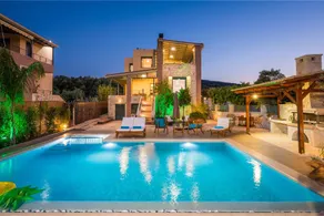 Four-Bedroom Villa Near Downtown by Delfus - Image 5