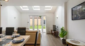 London 4-Bed in Coulsdon, 20 mins Gatwick, Parking - Image 3