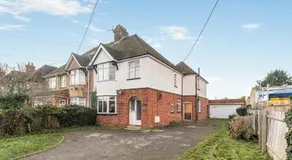 Ground floor apartment close to the train station and town centre - By ShireStays - Image 3