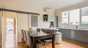 Wollongong station holiday house with Wi-Fi,75 Inch TV, Netflix,Parking,Beach - Image 2