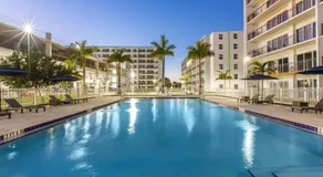 Landing Beautiful 3BD Gym Pool - Image 3